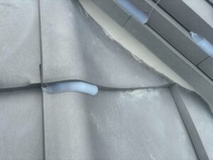 瓦屋根雨漏り修理 シーリング瓦止め中