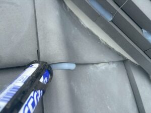瓦屋根雨漏り修理 シーリング瓦止め中