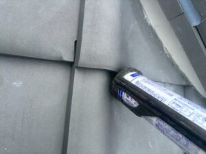 瓦屋根雨漏り修理 シーリング瓦止め中