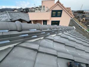 瓦屋根雨漏り修理 シーリング瓦止め中