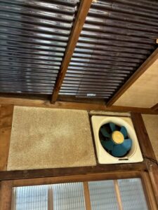 東大阪市若江東町にて雨漏り修理・散水検査〈一階和室天井からの雨漏り〉 施工前